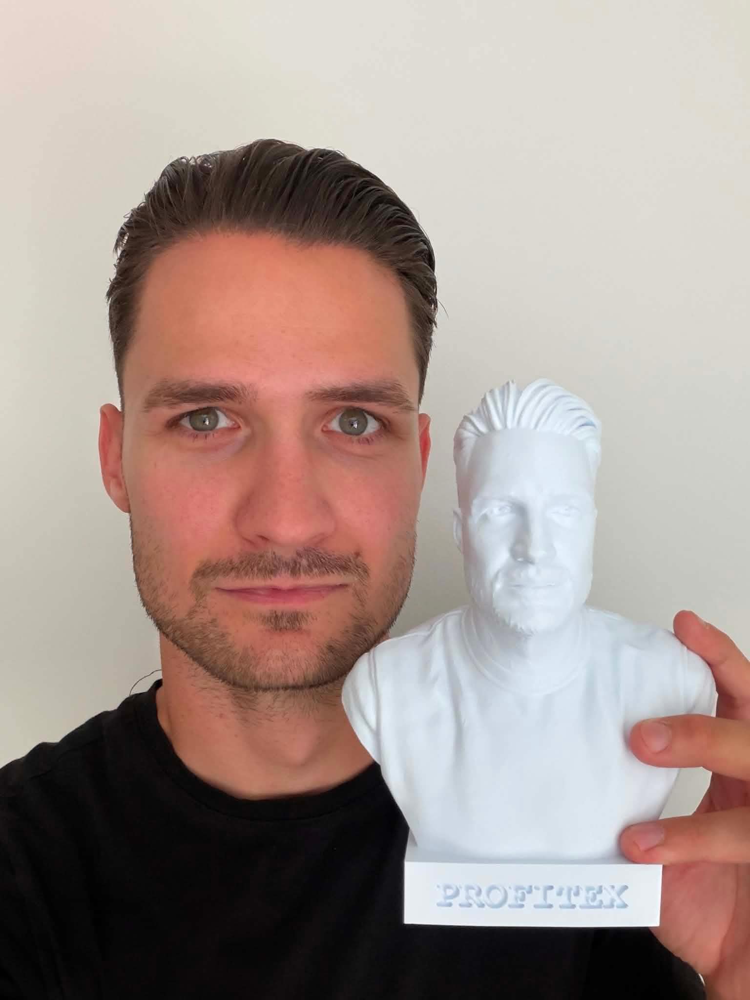Vásárló a saját fényképe alapján készült egyedi 3D nyomtatott mellszobrával