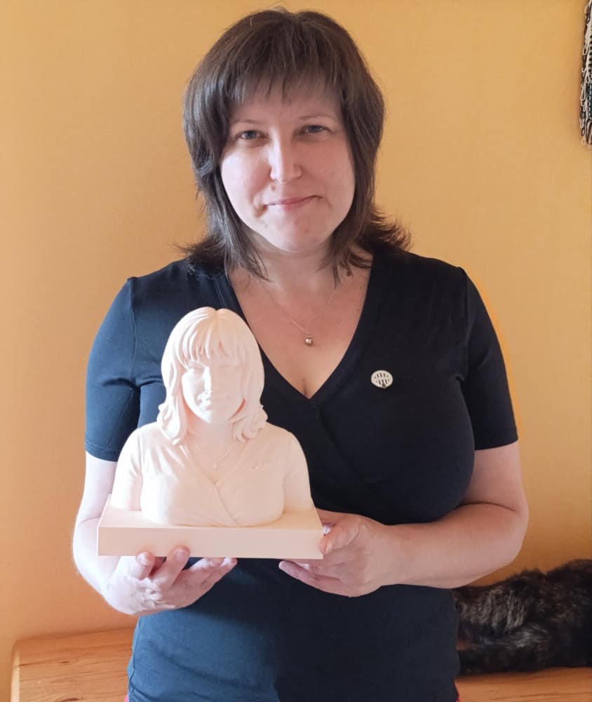 Vásárló a saját fényképe alapján készült egyedi női 3D nyomtatott mellszobrával